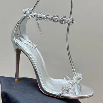 יהלומים מלאכותיים כסף חלול נעל סנדלים אישה קיץ 2024 סקסי אופנה בוהן פתוח שרשרת דק עקבים גבוהים נעלי יוקרה לנשים.
